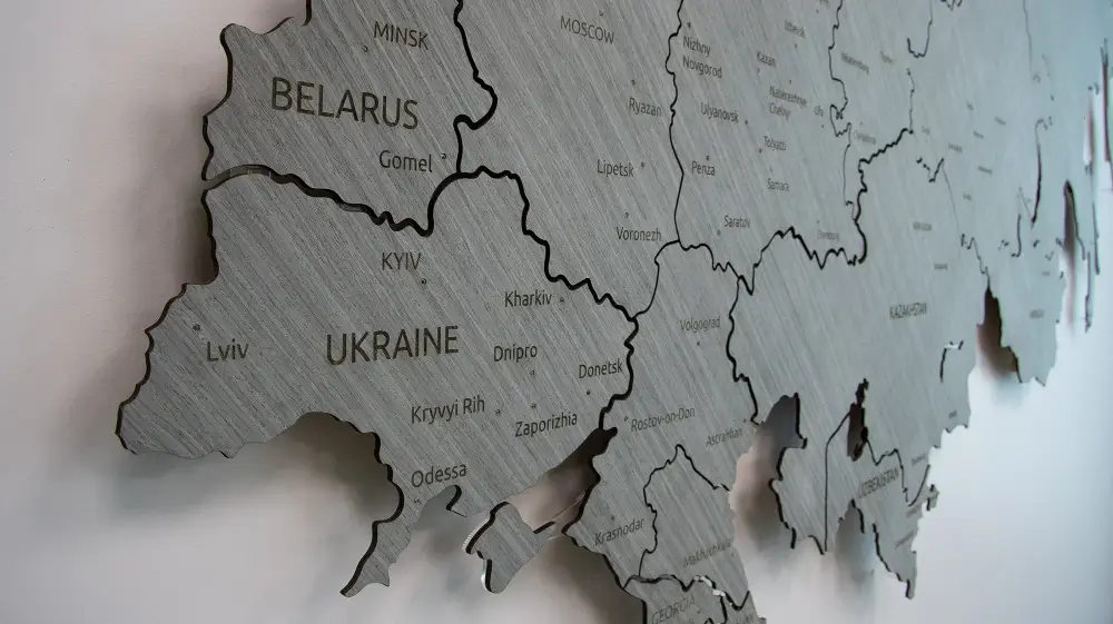 Карта з дерева на стіну